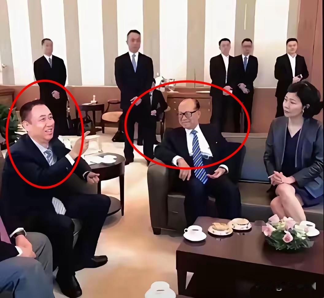 当年，许家印带队去香港呼悠李嘉诚一起投资搞地产…两个大佬见面的排面够大，一屋