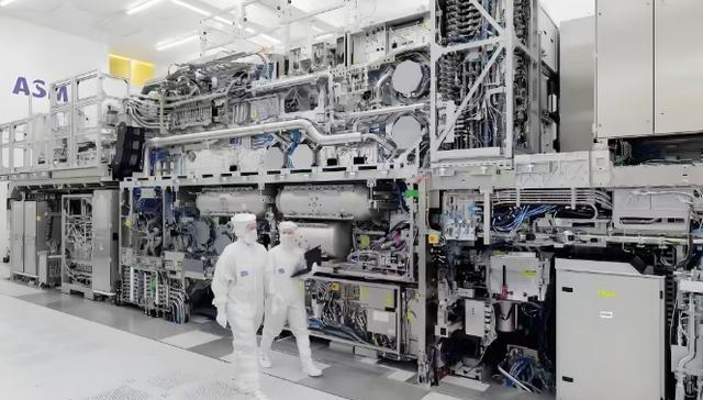 中美现在的情况是，一个不卖光刻机，一个不卖稀土，那么到底是中国先解决光刻机，还是