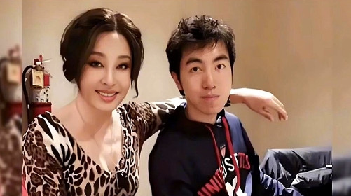 网传刘晓庆前男友把他们之前的隐私照与视频发网上，网友看了一片惊呼，六十多岁的人头