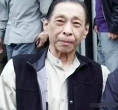 1991年，杜月笙的儿子来到北京，想要收回父亲当年购置的四合院，然而，所有住户都