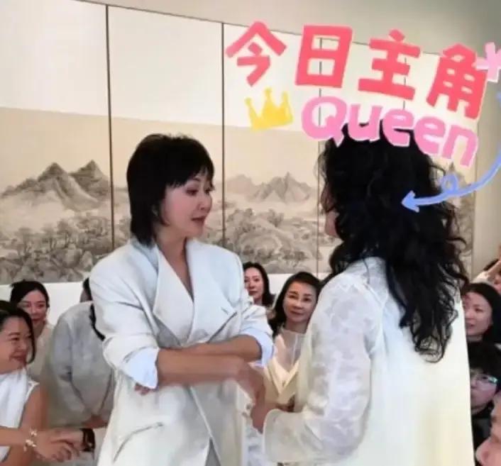 刘嘉玲品牌秀把张兰请成主咖，两人一碰头她就贴耳劝。张兰最近被儿子隔空怼，又被