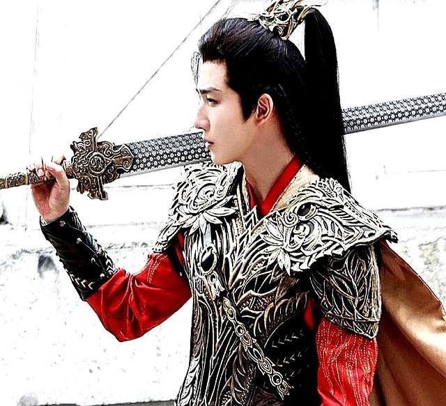 天斩排第一，不是它最亮，是萧瑟姓萧。动画把剑说成“天命”，其实就是给皇家身份