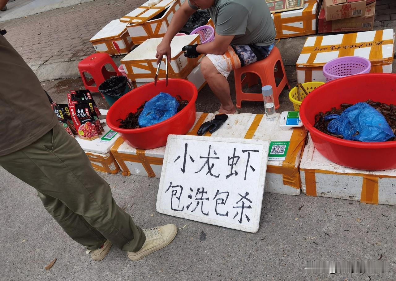 服务这么周到，活该老板挣钱！自从有了人工养殖，什么小龙虾，基围虾，大龙虾的，