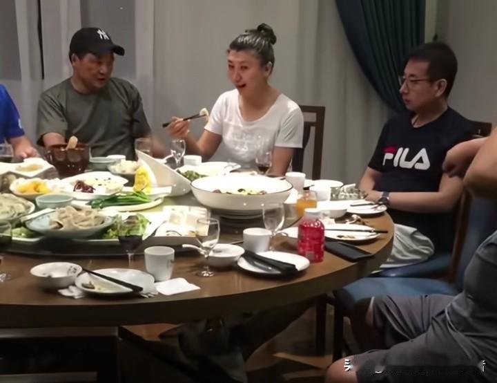 最近闫学晶好像挺活跃的，经常能看到她，也不知道在忙些啥，所有人都觉得她以后不得了