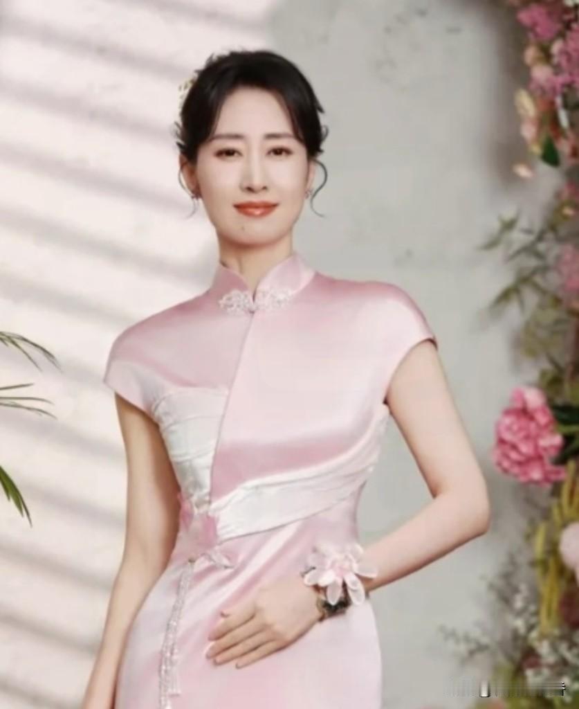 刘敏涛春晚状态封神！50岁依旧美到出圈…！春晚《立春》一出场，刘敏涛直