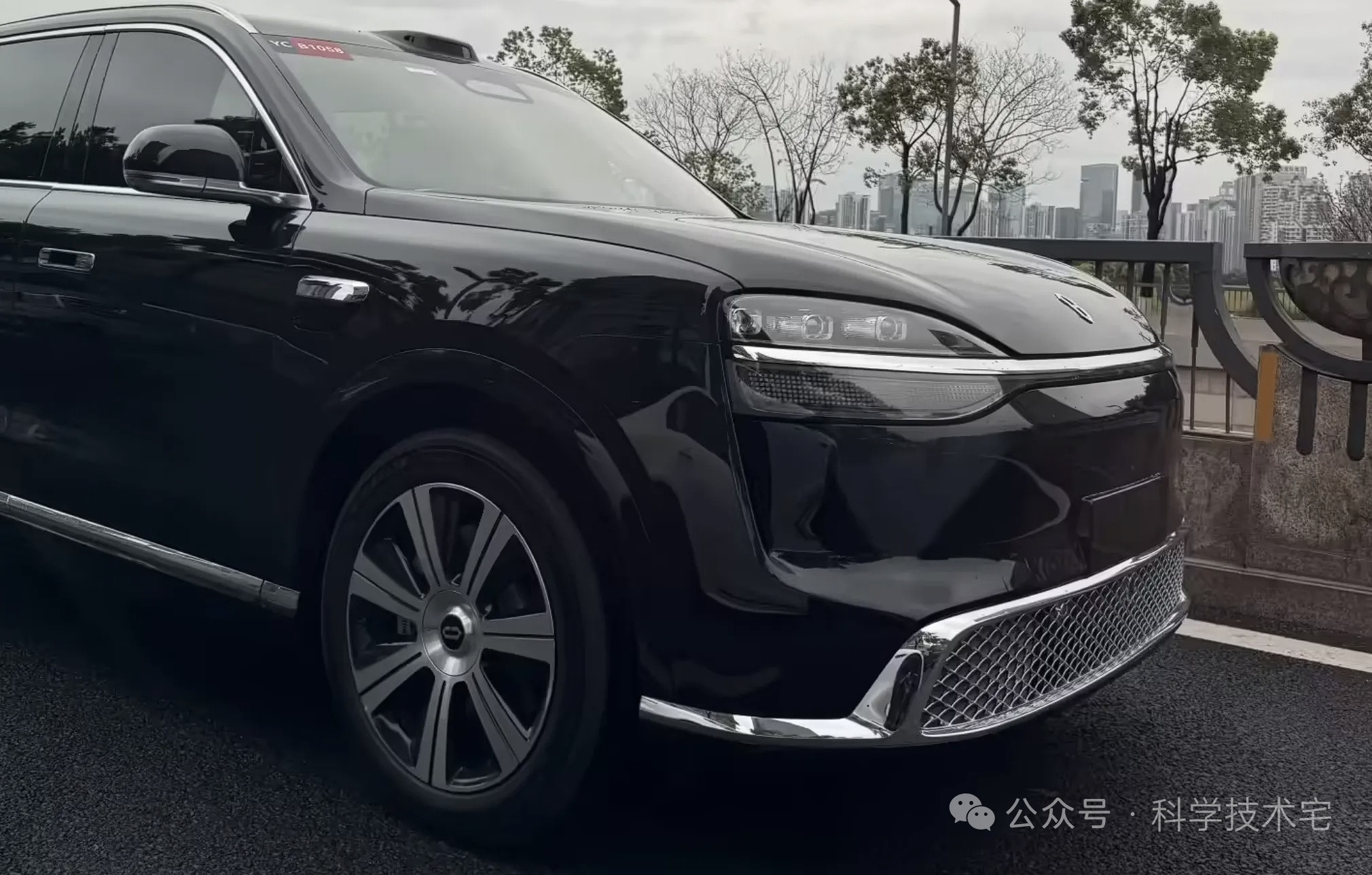 新款M9明明只是小改了一下，加了一些镀铬，变了一些细节，这气质就不一样了，整