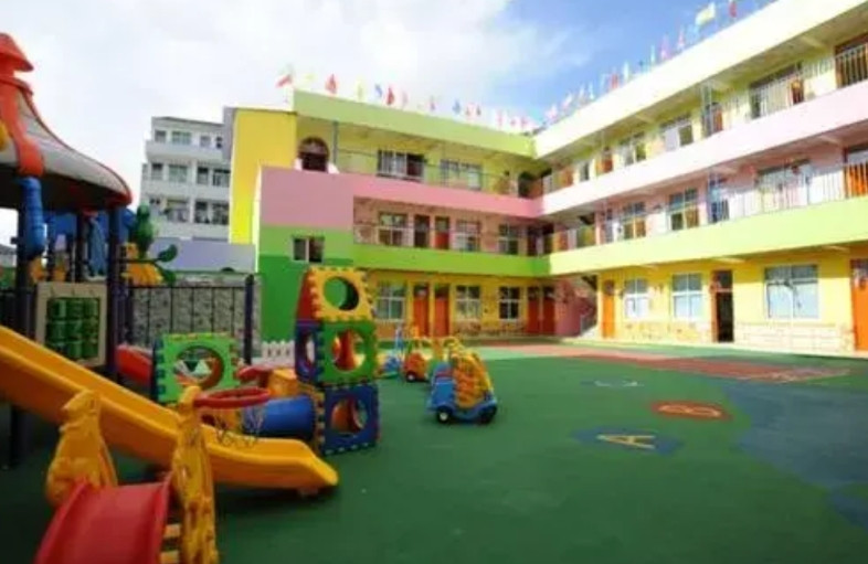 用彩绘颜料给孩子们做糕点吃，我老婆就是幼儿园的园长，我正义凛然的问她：“有没有干