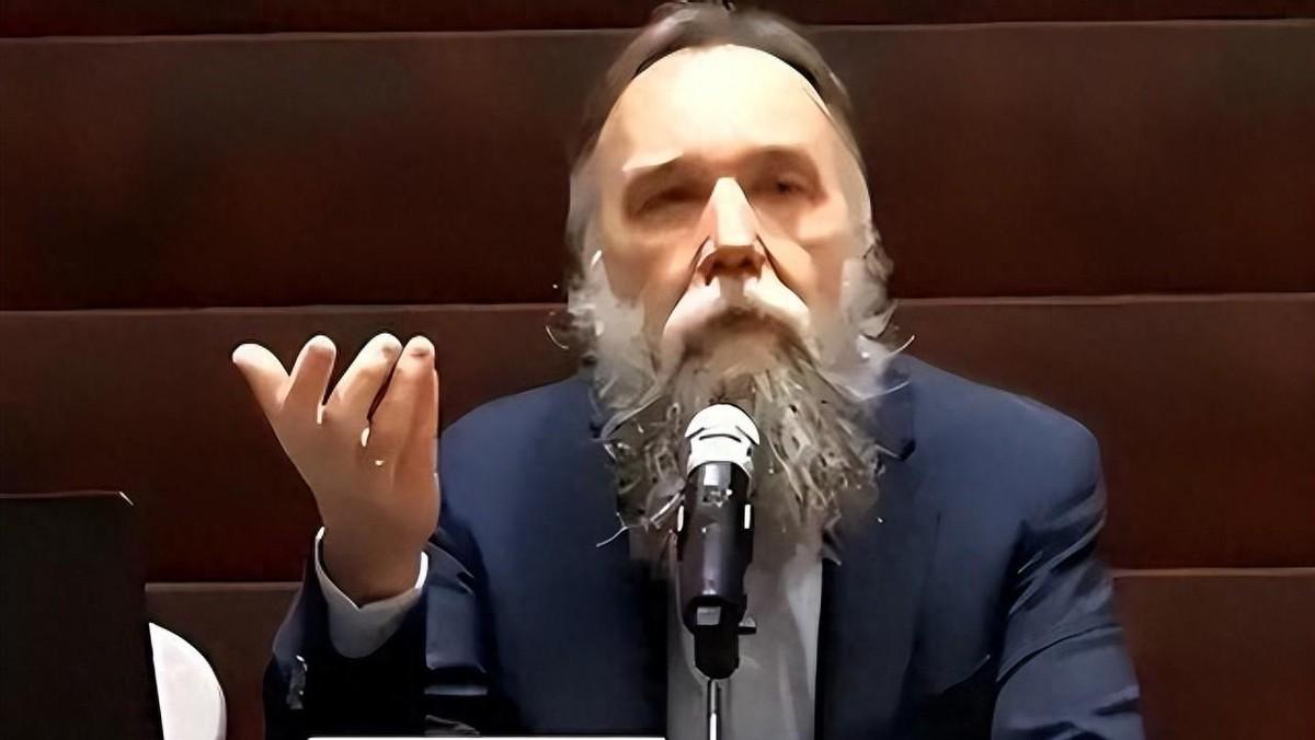 大家都盯着台海和南海，觉得那里火药味最浓。谁能想到，俄罗斯那位号称“普京大脑”的