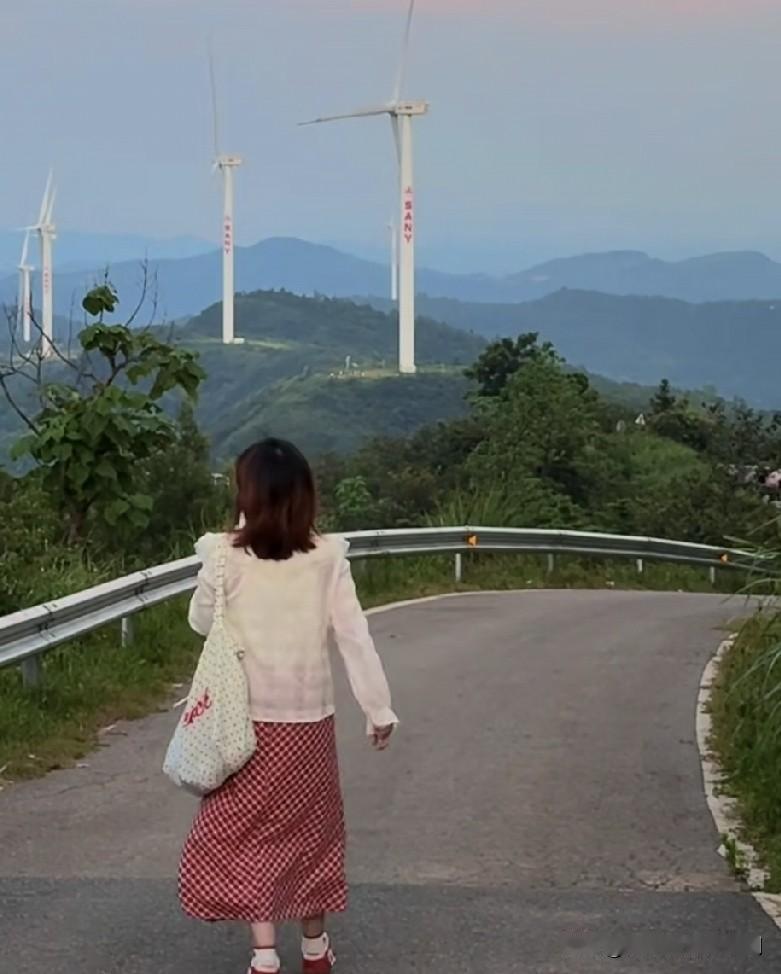 近日，长沙一位37岁的已婚女士很是纠结，要不要离婚的纠结。她老公是做工程的，
