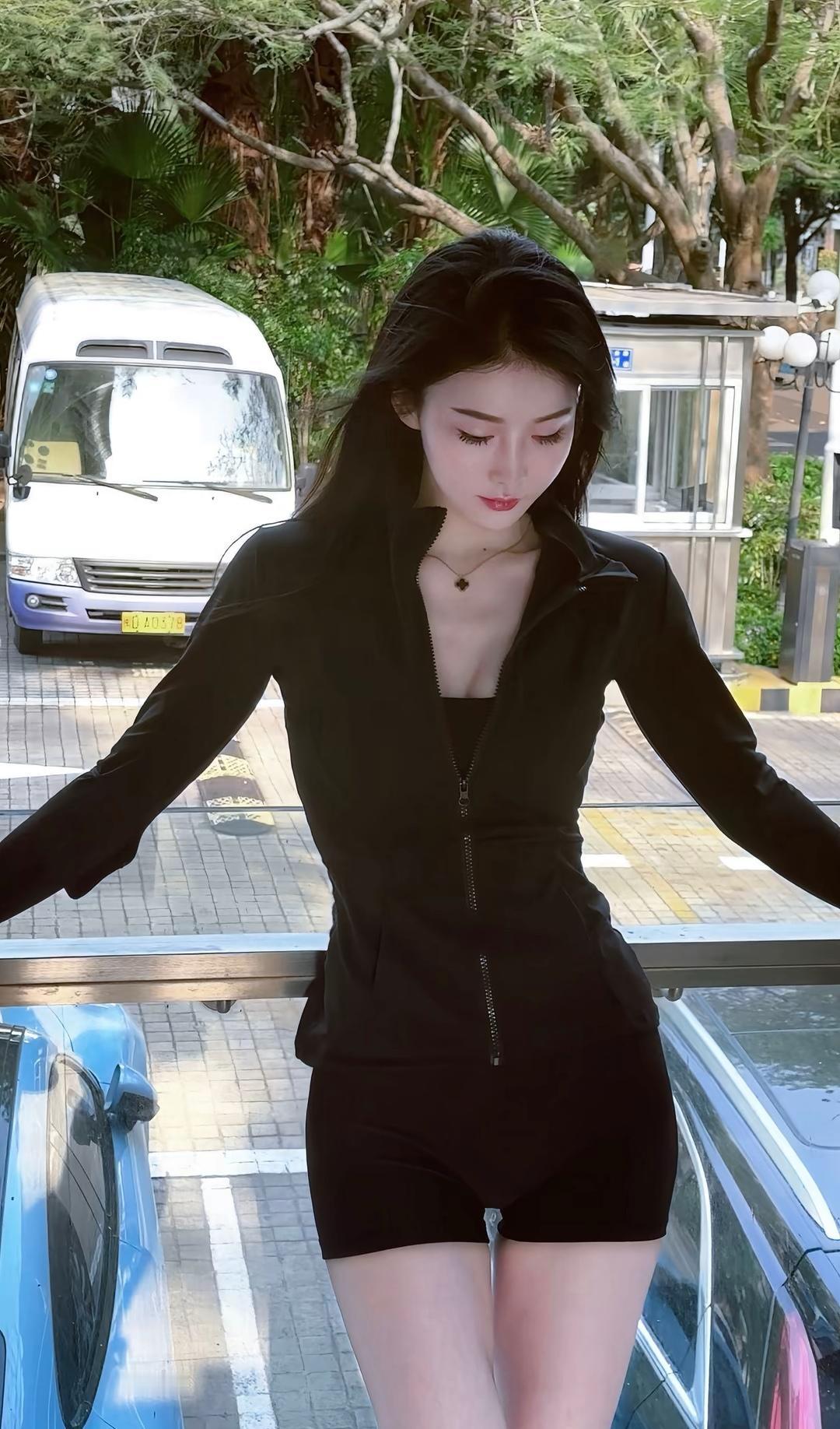 黑衣美人倚车旁，风姿绰约似画卷。