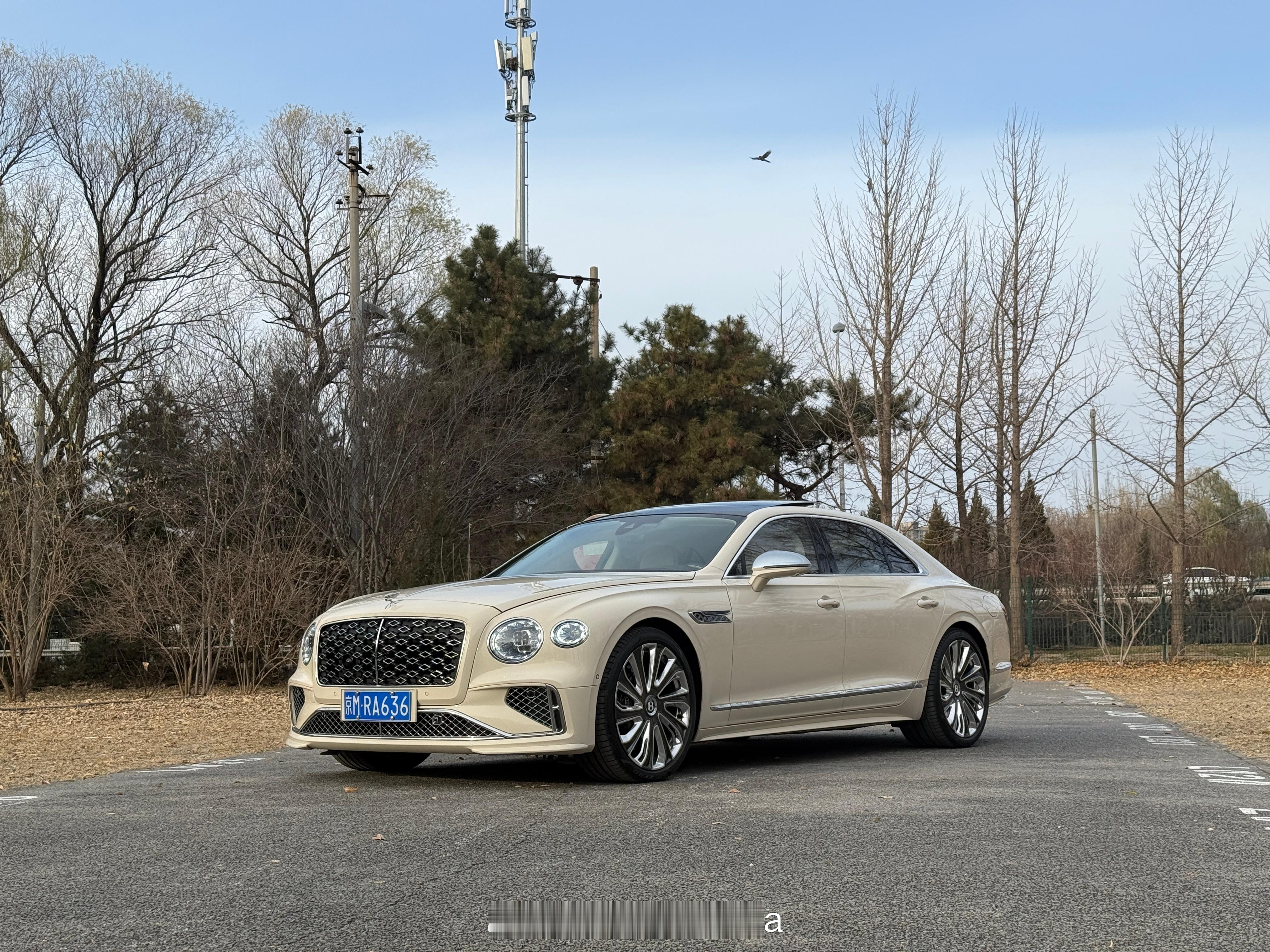 前段时间找宾利又拿了个飞驰开了开，意外的是这台飞驰竟然是个4.0V8的插电混