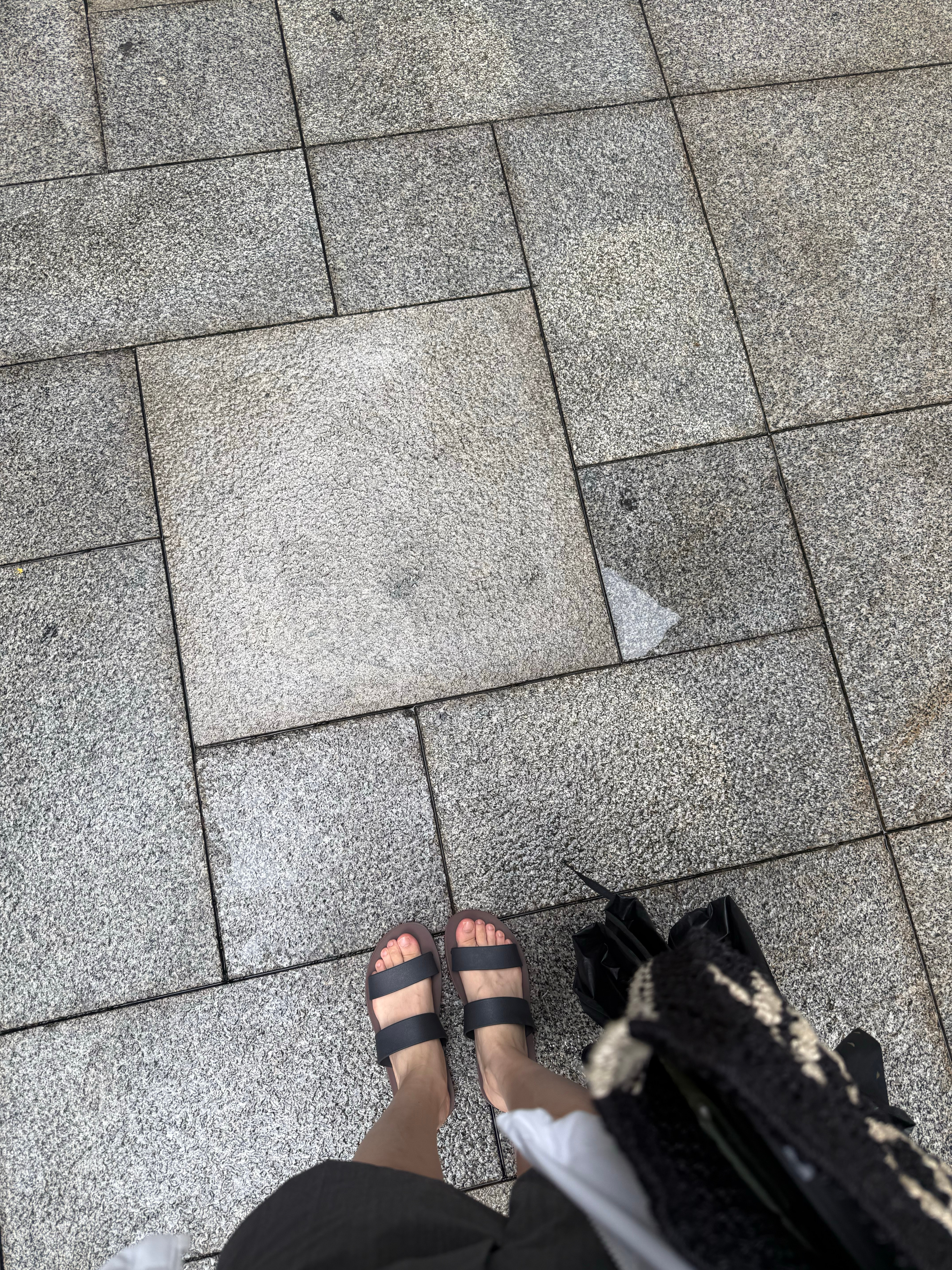 不能穿人字拖的、且下雨天出门的强推这双拖鞋，便宜好穿，咱们这儿价格不离谱的好东西