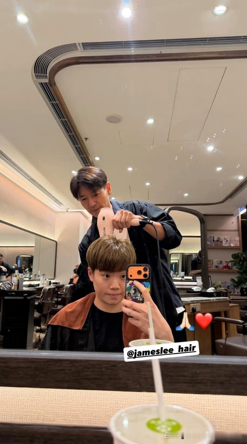 亚运会即将开赛，出发亚运会前杜凯琹给自己做了一个好运发型，哈哈，很多运动员出发比
