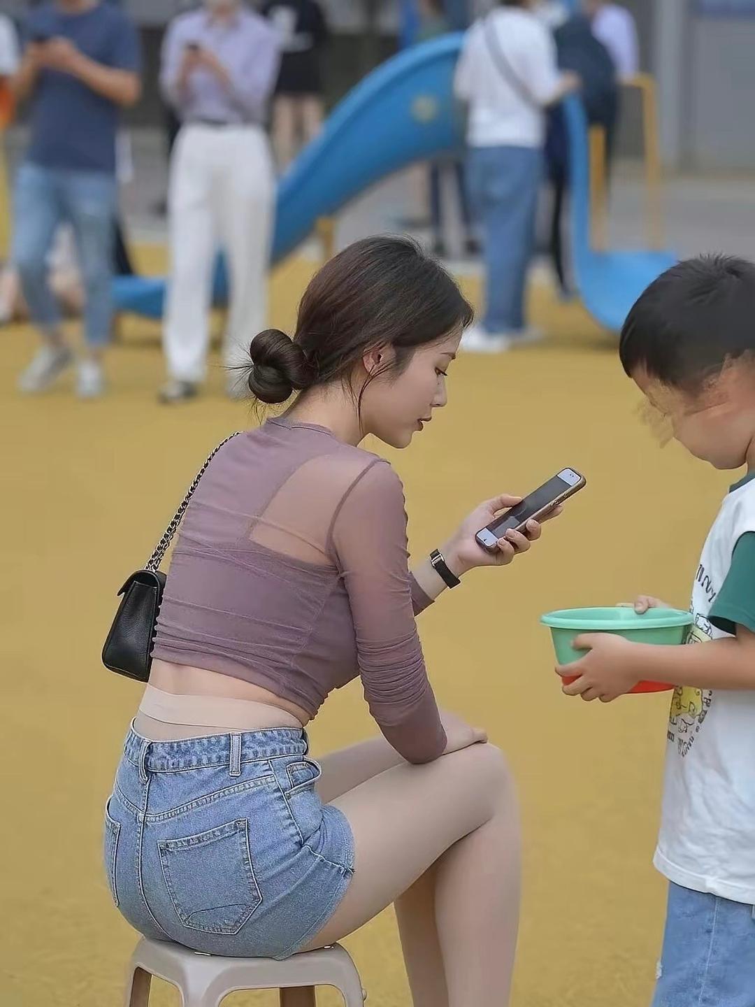 现在的宝妈真的越来越会穿搭了，都是很漂亮很有气质，怪不得网上经常可以刷到去幼儿园