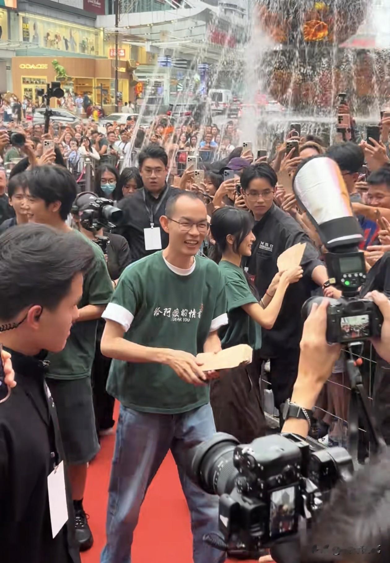 《给阿嬷的情书》导演与两个主演去马来西亚了，人气直接爆表了。你能想象3个人基