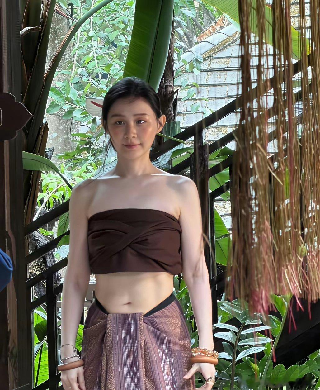 金靖都快瘦成赵露思了网友偶遇金靖瘦了很多，她的本来就不胖，现在瘦下来，好看是好看