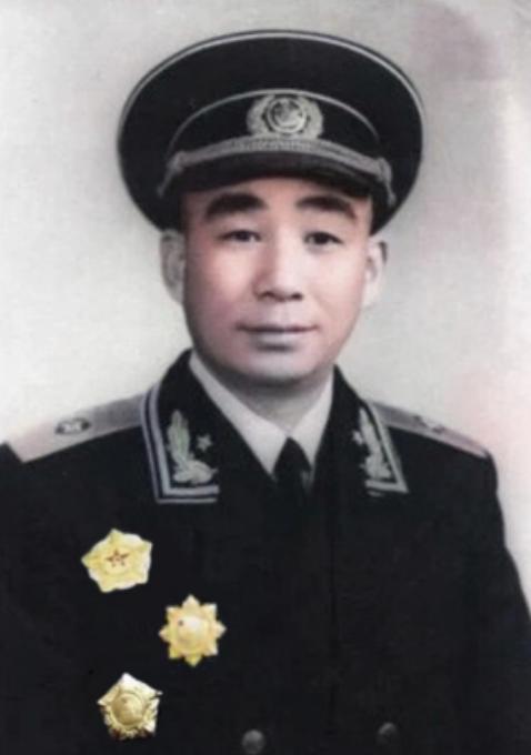 1957年，开国少将易耀彩回乡扫墓，意外看到老宅门前有人劈柴、院中干净整洁。他停