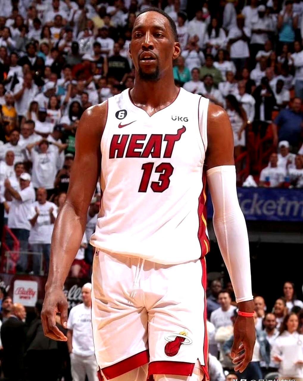 克尼佩尔拿了赛季三分王，东部附加赛这下有看头了。4月15号早上，黄蜂主场