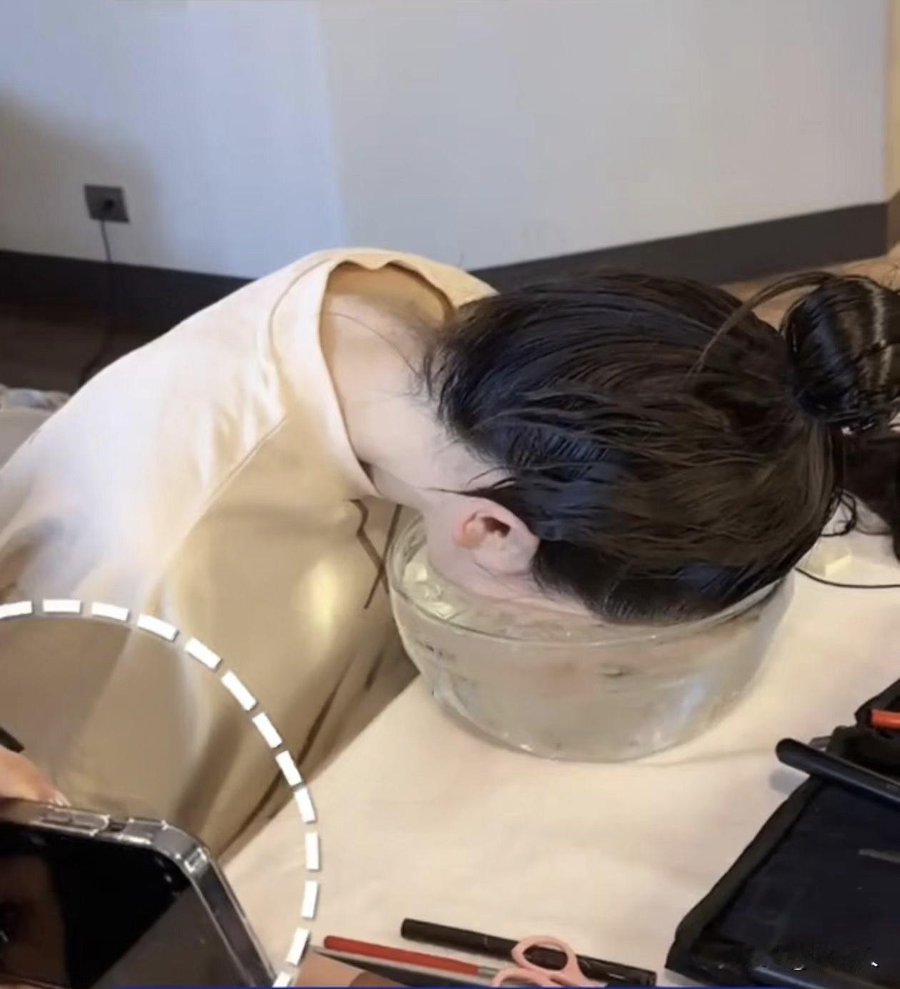 戚薇也太拼了，为了更好的状态。化妆前硬核消除面部浮肿，把整张脸直接埋进加满冰块的
