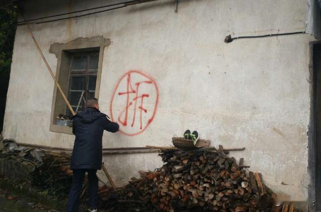“都说亲情无价，亲情却被金钱搅得乱七八糟！”湖南岳阳，张大爷和李大妈有三儿四女，