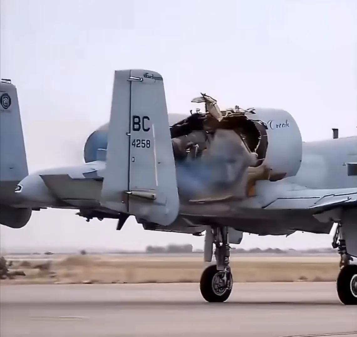 美国空军A-10C攻击机在之前对伊朗作战返航的视频流出，右侧发动机被打烂，但还是