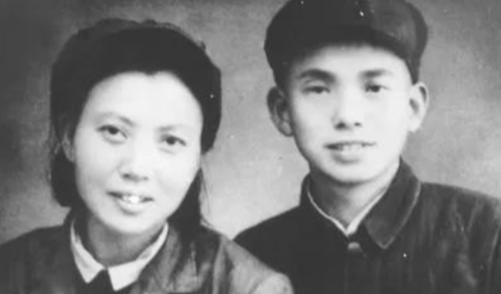 1941年，＂双枪老太婆＂莫林被抓，在送到日本人的集中营之后要被活埋，挖好坑以后