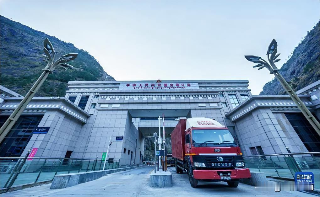 致敬国门守夜人！吉隆口岸大楼藏着最动人的坚守，全员同心守护边境🔥很多人