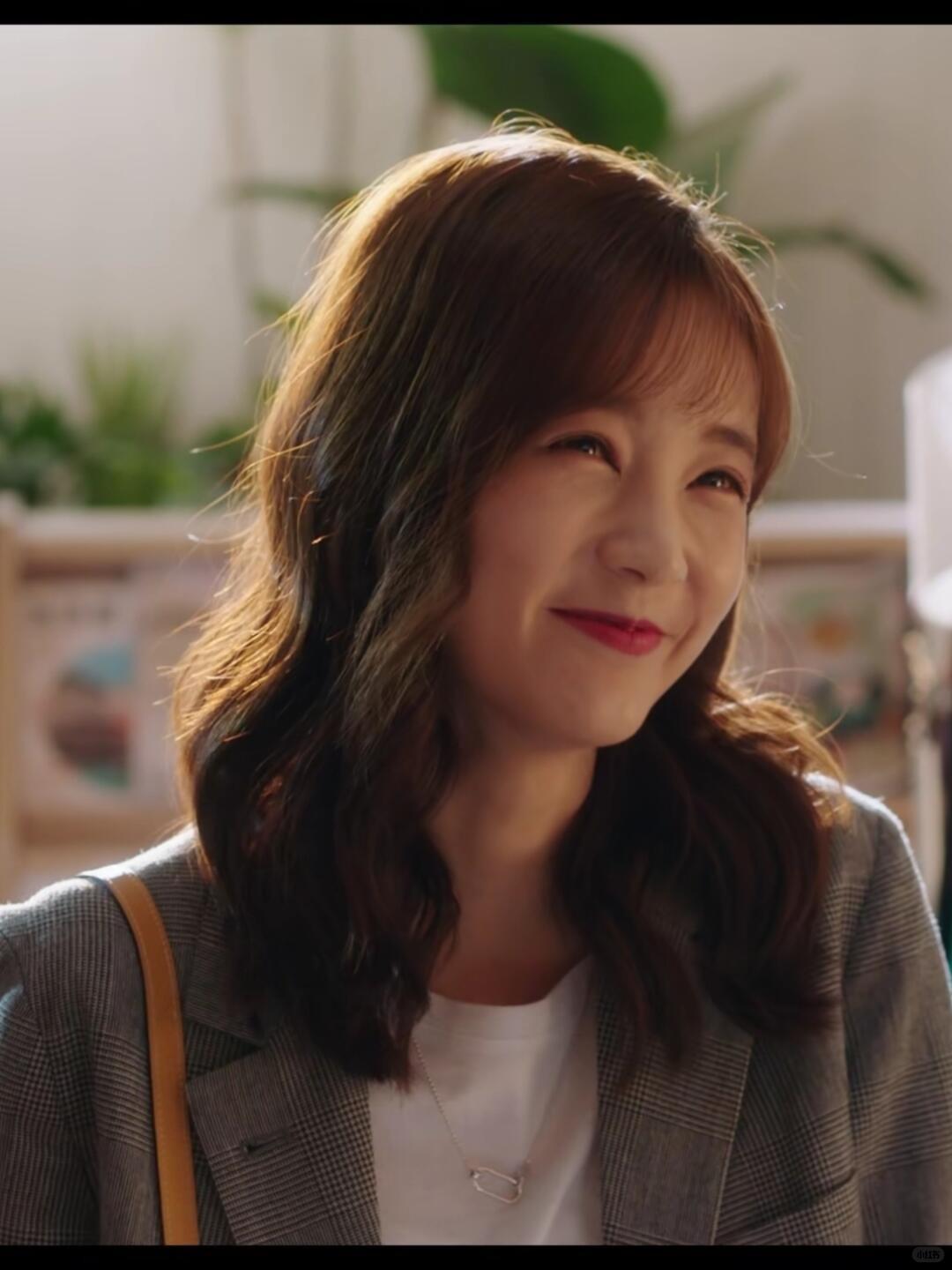 李一桐在直播里聊起过往趣事，语气带着点调侃：“我之前跟李荣浩拍过一部电影，当时就