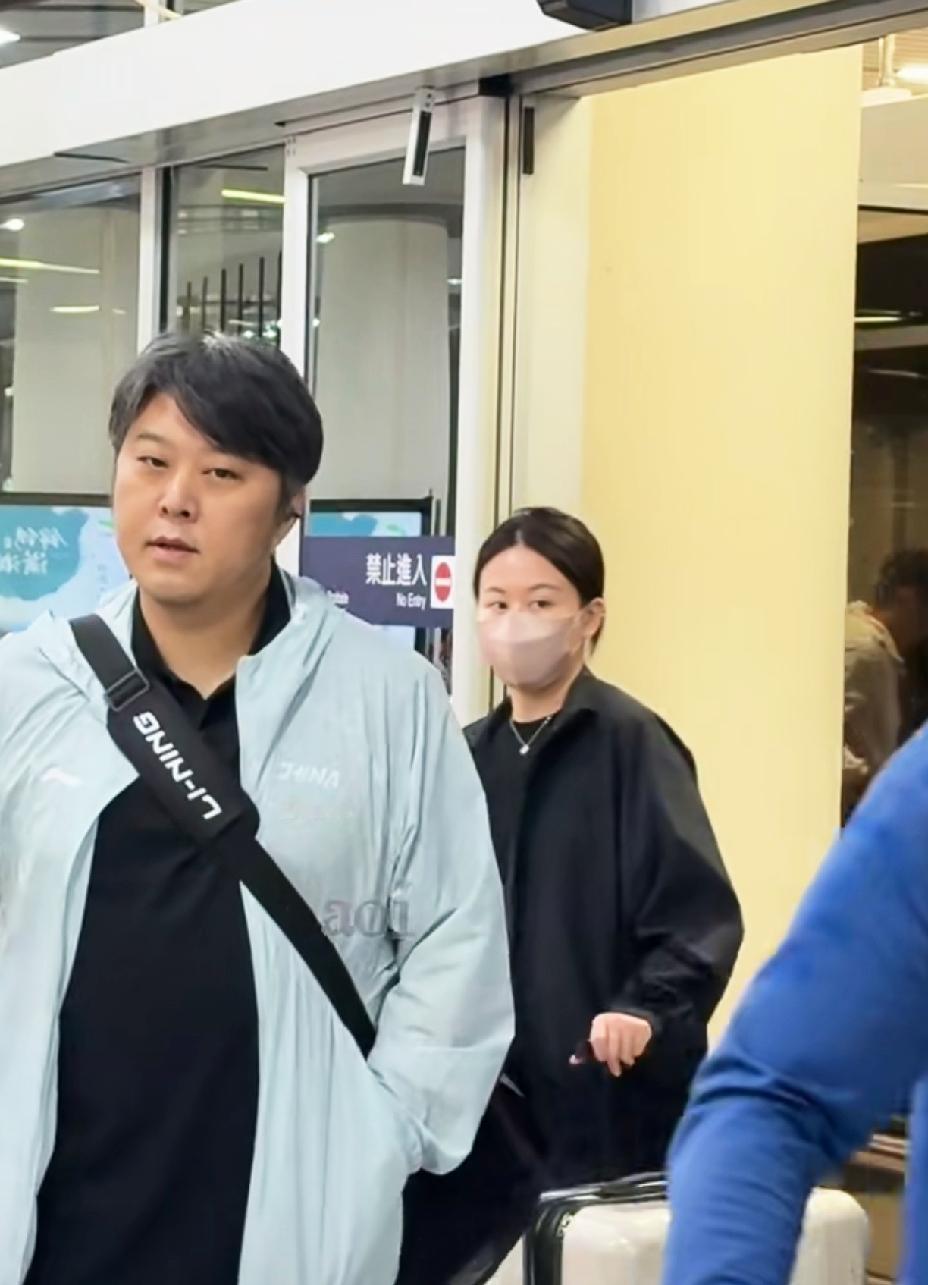 国乒出发澳门冠军赛，这次领队不是王皓指导，竟然是孙逊指导，看来传言王皓指导