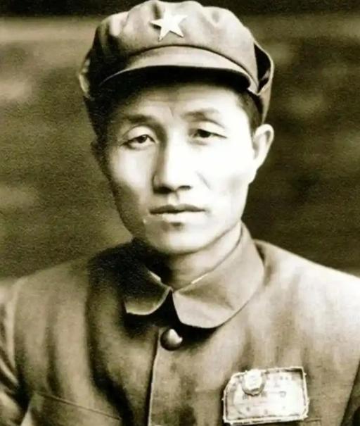 当年，红二十五军踏上长征时，一线战斗人员的年龄几乎没有超过18岁的。指挥员一色也