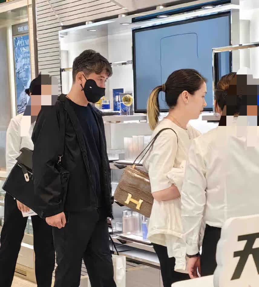都说李乃文老婆漂亮网友商场偶遇李乃文前面的女士发色和热搜爆的也很像看