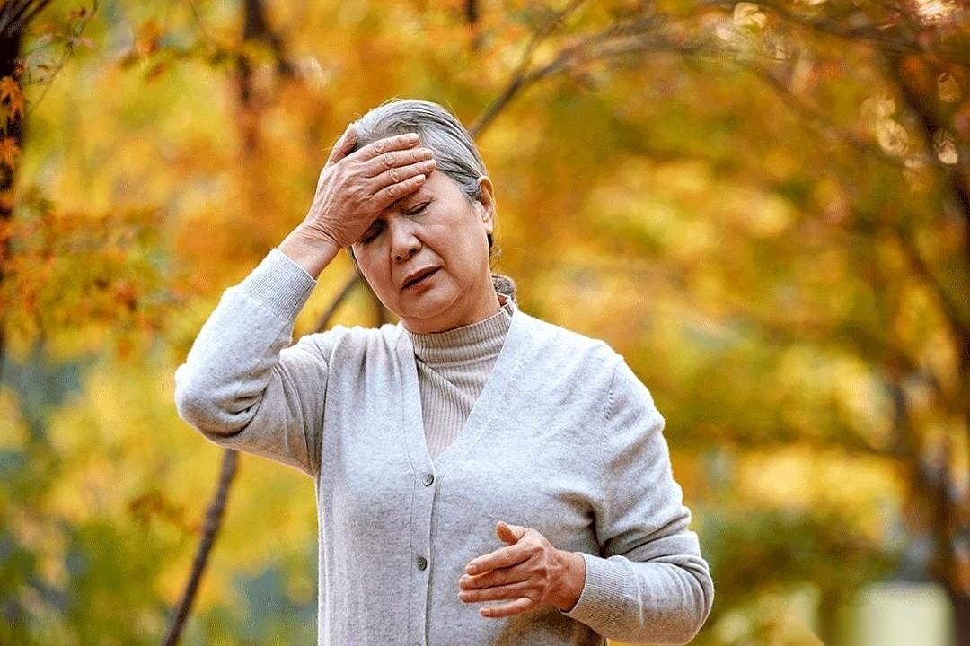 烧退了，抗原转阴了，你以为万事大吉，结果猛地一起身——好家伙，天旋地转，脚底下像