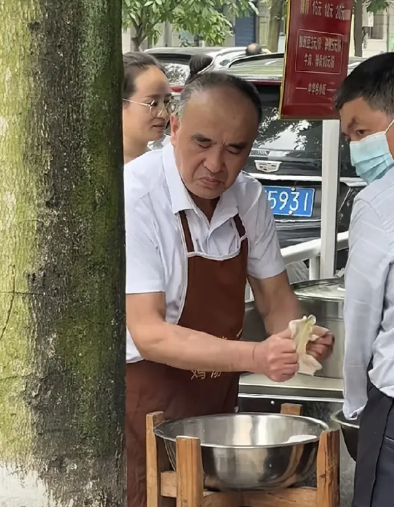 万万没想到！钟大爷支援荣昌铺盖面后，回到大足自己店内，原本可以好好休息，这下更忙