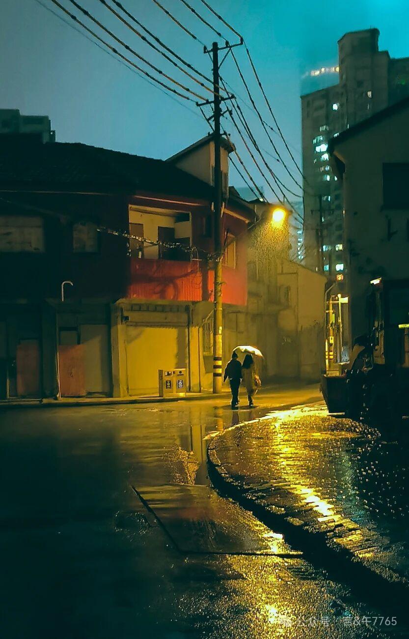 1987年的老山前线，我在猫耳洞里闷热潮湿，弥漫着硝烟和血腥味。当时是三连的机枪