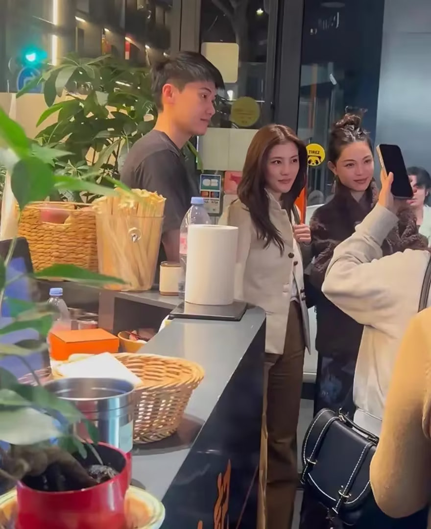 巴黎火锅店偶遇吴千语钟楚曦！一个温婉一个俏皮，这闺蜜感绝了​