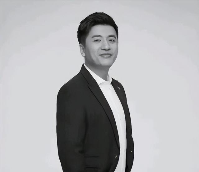 张雪峰说，当年我掏空四年的工资，给父母在东北买了房，他们正在装修的时候，我给他们