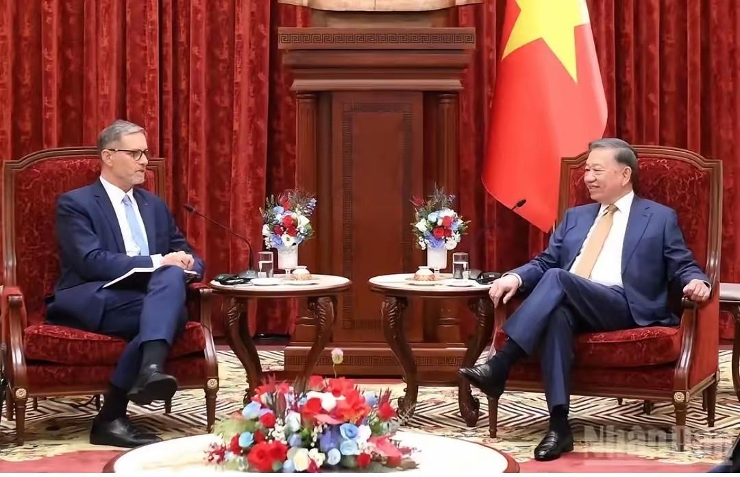 9月4日，苏林在河内会见即将离任的法国驻越大使布罗谢。从现场可以看到，虽然座谈