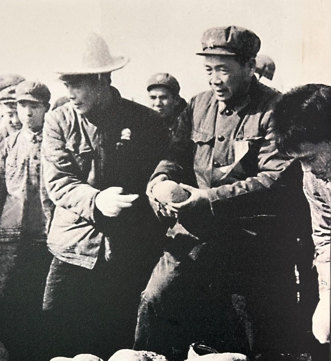 1971年，时任湖北省省长的张体学同志参加330工程（即葛洲坝水利枢纽工程）开工