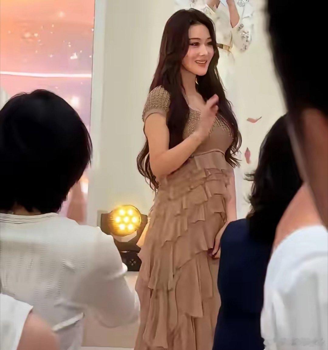 网友拍的张馨予现场生图，​那个浓浓的人妻味溢了出来，​和媒体晒出来的精修图还是有一点差距的。​之前的