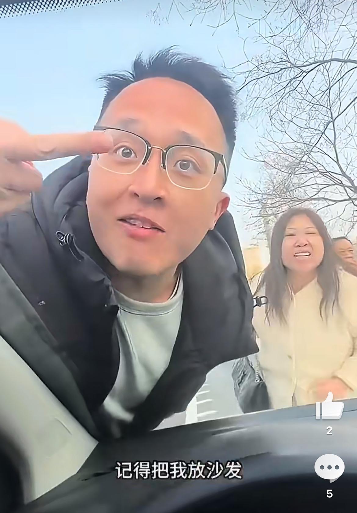 网友遭遇一家4口疯狂挑衅辱骂，只因其车辆与出租车发生轻微剐蹭，影响到了这四位。1