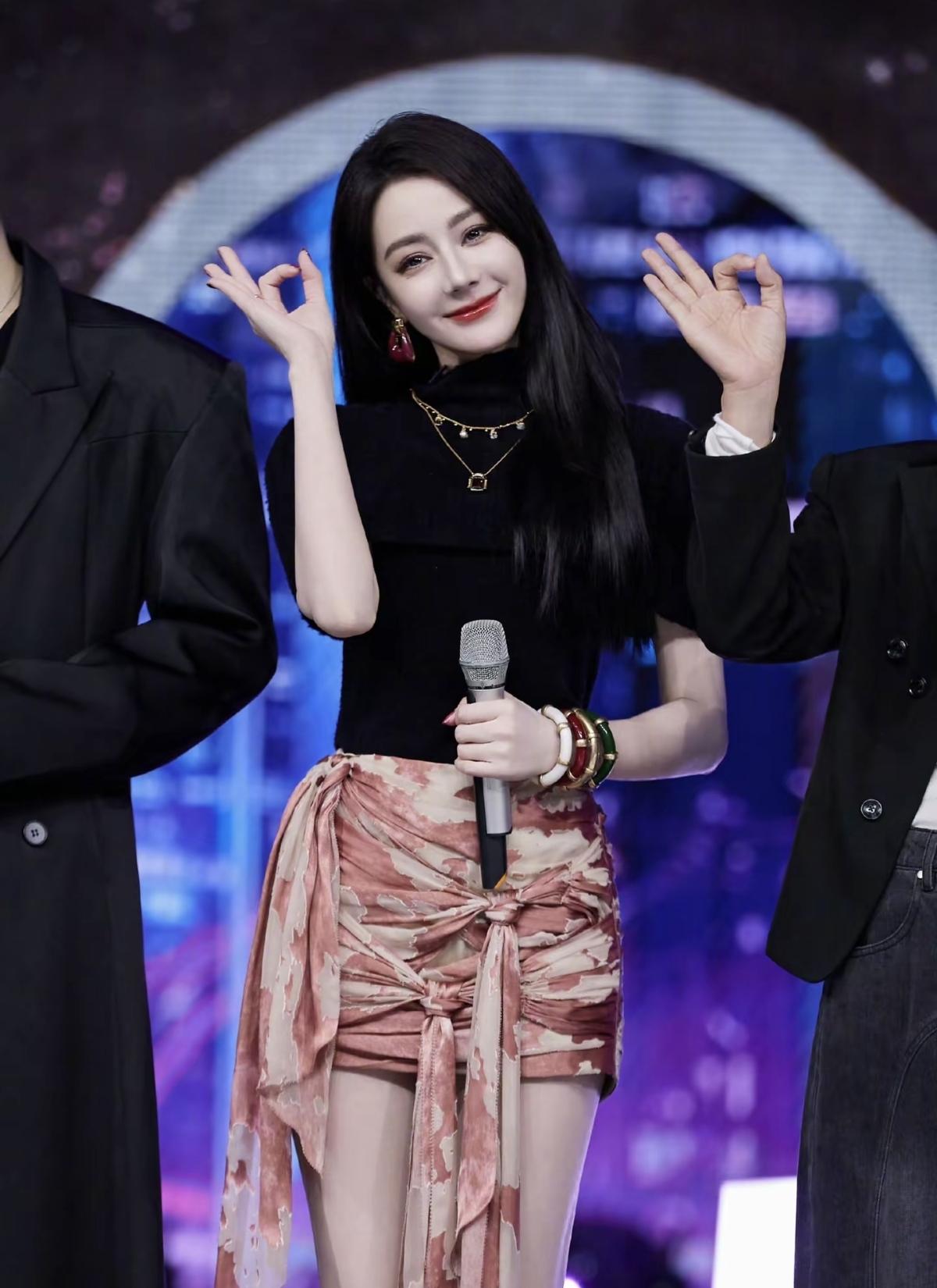 迪丽热巴的舞台表现力永远封神！🥹黑红穿搭明艳又大气，每一个眼神都在发光，这才