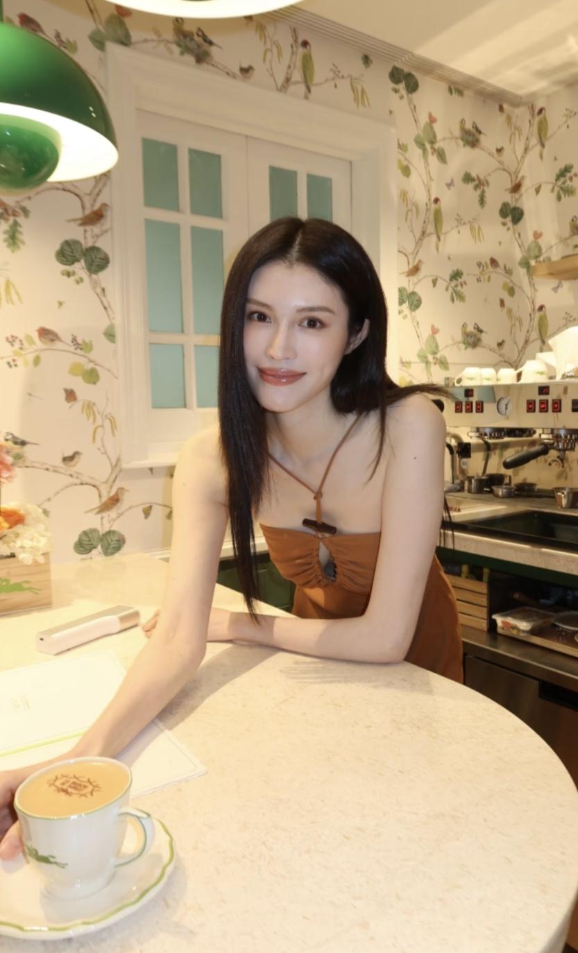 超模何穗结婚后变得更美了，有一种自在松弛的感觉！可能婚姻给了她更踏实的归属感