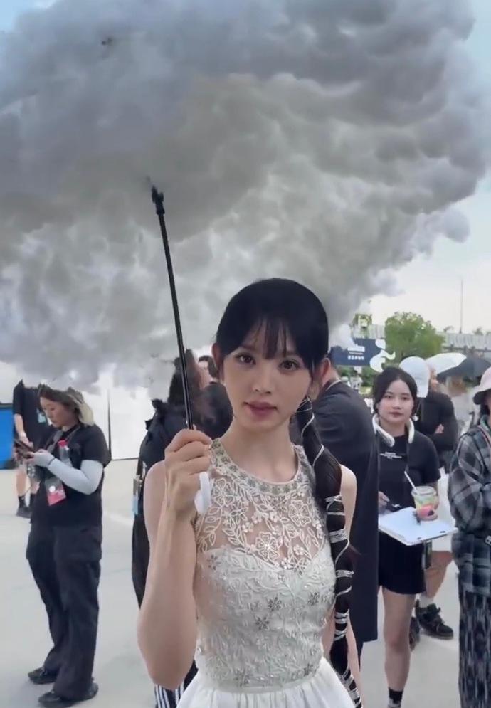 田曦薇撑的这把雨伞好有意思