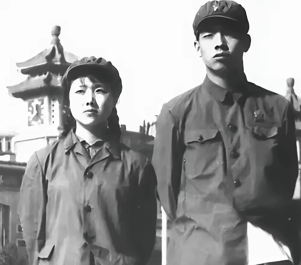 陈凯歌与其第一任妻子孙加林，彼时的他们是那样青涩。他的第二任妻子是洪晃，一位接