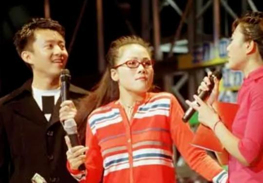 这天，央视著名主持人李咏的老婆哈文发布了一条微博：“李咏在美国接受了17个月的癌