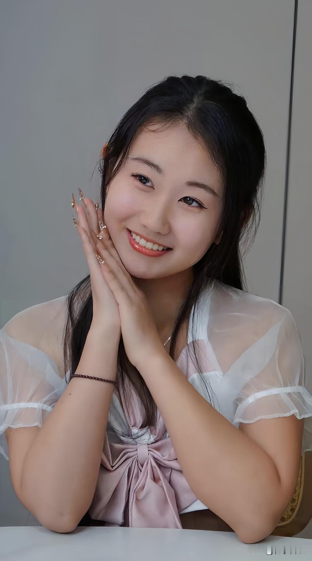 甜美少女风，微笑如花绽，温柔似水柔。随手拍张图，分享美好瞬间用一张图片来记录生