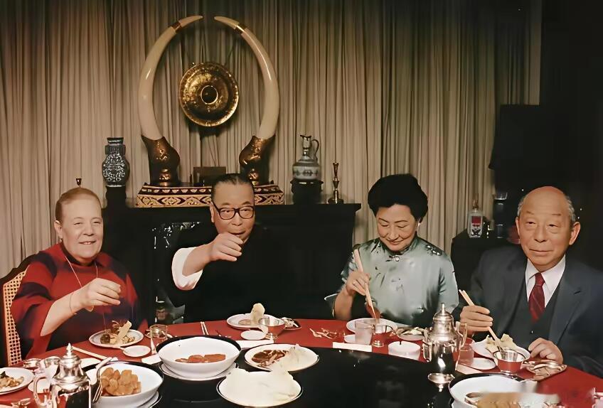 1985年，蒋经国举办了自己与妻子蒋方良的金婚纪念。宴席上，他还特地邀请了长期处