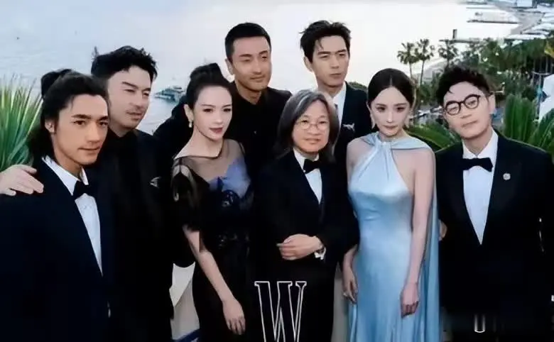 杨幂的这一举动，狠狠的撕碎了赵丽颖的“体面”！最近，关于电影《酱园弄》的宣传