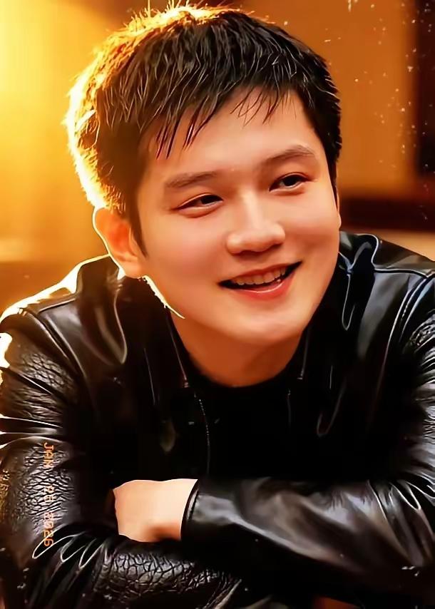 樊振东回国，第一站上海忙完公务商务，见了竹马，转天就回了广州家——腊月初八这天，