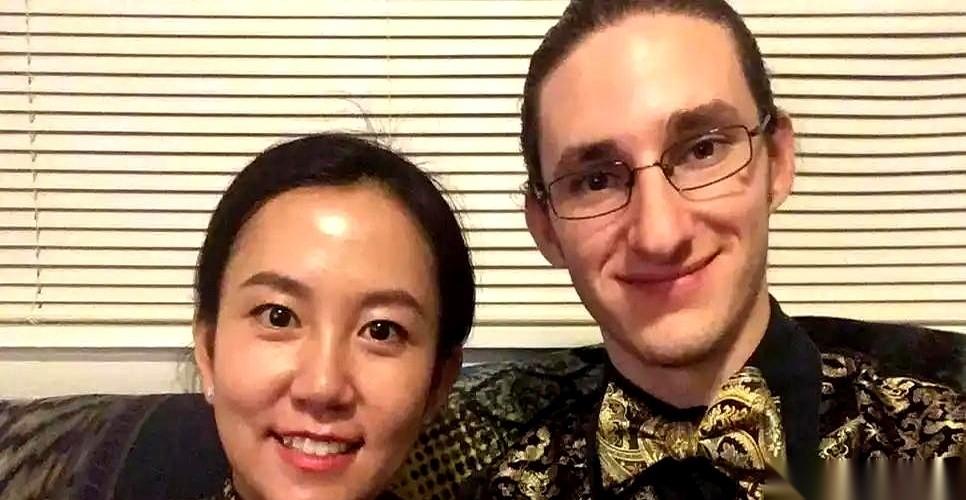 这场跨国婚姻的起点，是一片浪漫草坪上的求婚。终点，是76米外，同一片公园的荒地里